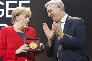 Angela Merkel a reçu lundi soir le Prix Nansen des mains du haut commissaire aux réfugiés Filippo Grandi.